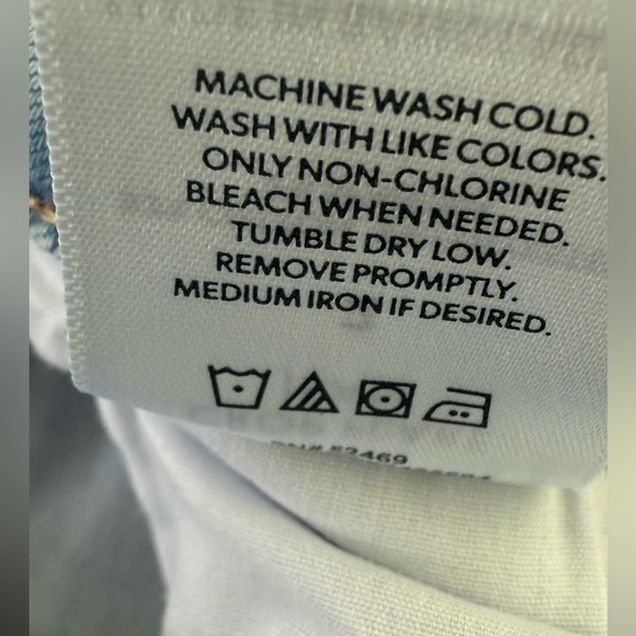 Cropped, boot cut jeans Size 2 NWT - Picture 6 of 9